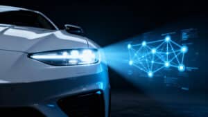 Un phare LED moderne et élégant illustrant le concept de différenciation de la marque avec un plan stratégique lumineux émergeant de son faisceau lumineux, symbolisant la compétitivité accrue des phares LED.