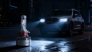 Изображение современных светодиодных фар Xienauto, создающих идеальный световой пучок с цветовой температурой 6000 К на темной дороге.