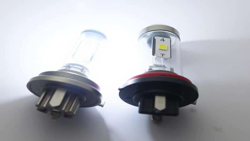 Comparación lado a lado entre una bombilla LED H4 y una halógena