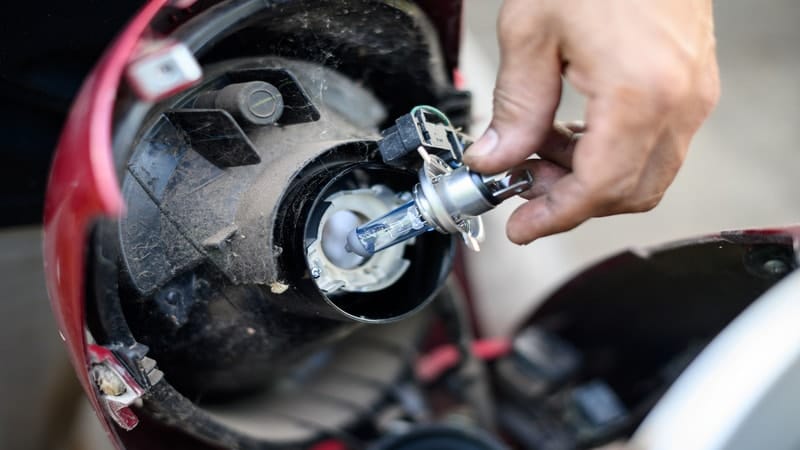 Mecânico substituindo lâmpadas de farol de LED