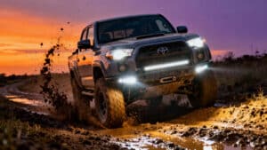Прочный полноприводный автомобиль с лучшими светодиодными фарами, освещающими грязную дорогу, демонстрирует высочайшую производительность для внедорожников.