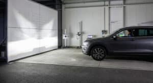 Test de faisceau des phares à LED montrant la ligne de coupure des feux de croisement et l'effet d'éclairage des feux de route